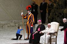 Bocah 6 Tahun Naik ke Panggung dan Bermain di Sekitar Paus Fransiskus