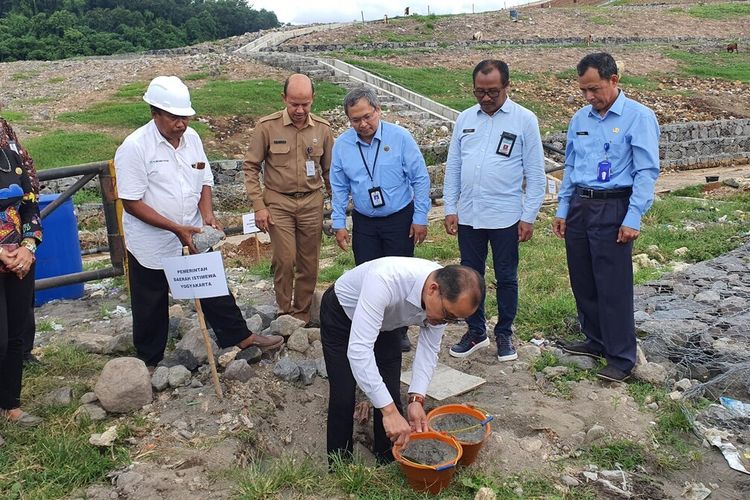 Sekda DIY Beny Suharsono, dalam prosesi peletakan batu pertama pembangunan pagar di TPA Regional Piyungan, Bantul. Selasa (5/3/2024)