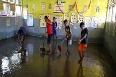 Banjir, Pelaksanaan UAS Ditunda, Siswa Gotong Royong Bersihkan Kelas
