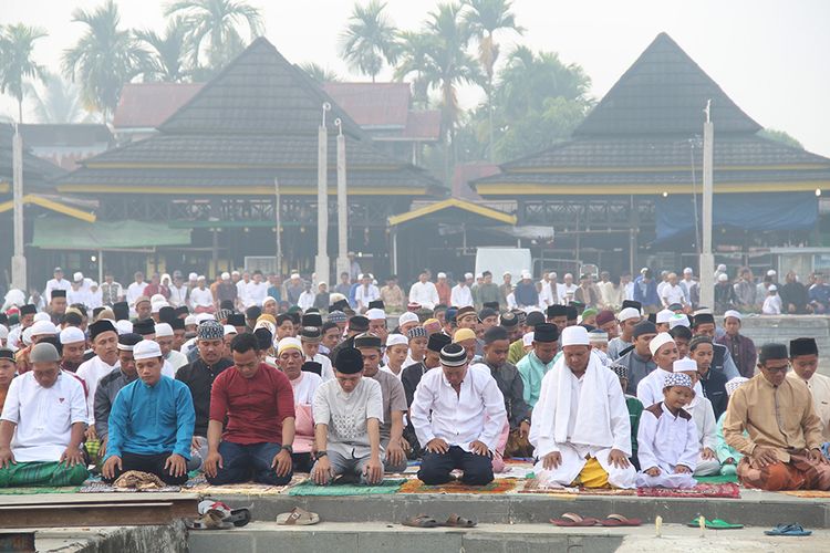 Umat Islam melaksanakan Salat Idul Adha di tepian Sungai Kapuas di Pontianak, Kalimantan Barat, Minggu (11/8/2019). Umat Muslim di Pontianak melaksanakan salat Idul Adha dalam kondisi diselimuti kabut asap pekat yang berasal dari kebakaran hutan dan lahan.