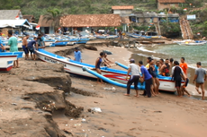 Ombak Setinggi 3,8 Meter Rusak Kapal dan Bangunan di Pantai Baron