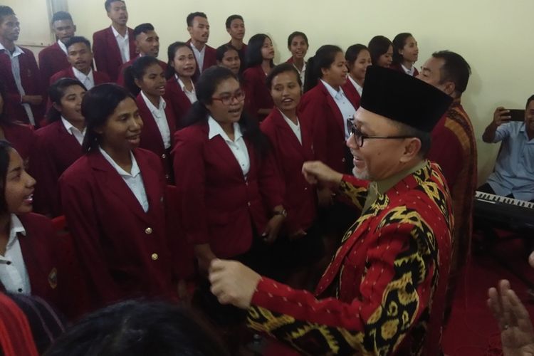 Ketua MPR Zulkifli Hasan,  saat menari bersama sejumlah mahasiswi Sekolah Tinggi Ilmu Ekonomi (STIE) Oemathonis Kupang, Nusa Tenggara Timur (NTT), Selasa (27/8/2019)