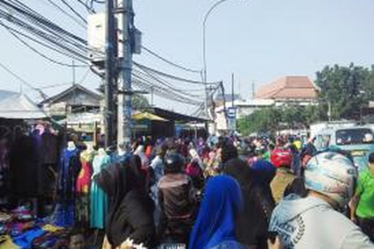 Pasar gamis dan pakaian muslim di Tanah Abang meluber hingga trotoar, Kamis (18/6/2015).