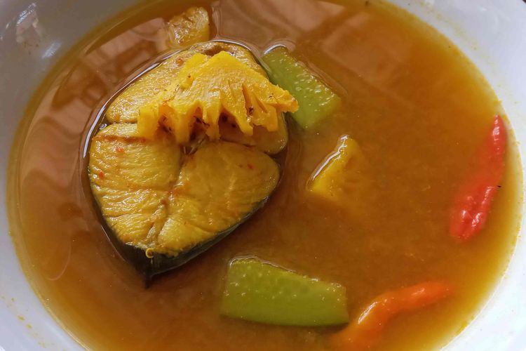 Lempah kuning ikan tenggiri yang disajikan sebuah restoran di Bangka, Rabu (6/4/2022).