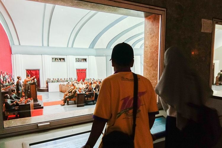 Dua orang pengunjung Monas sedang melihat diorama yang berada di lantai dasar Tugu Monas, Jakarta, Rabu (29/1/2020).