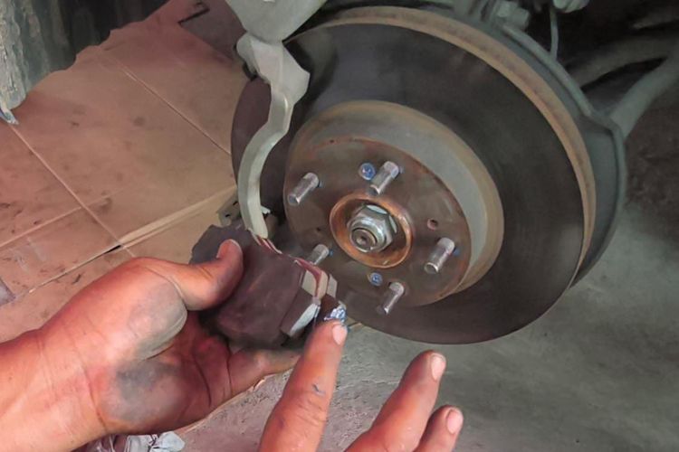Proses pelumasan ulang kampas rem mobil