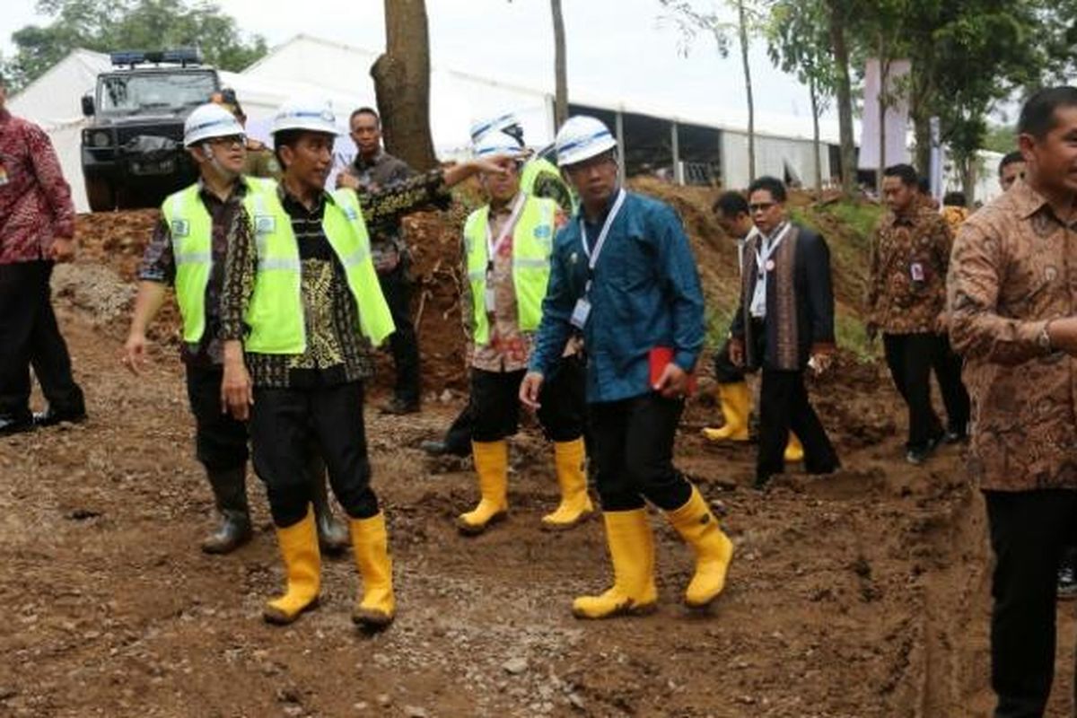 Presiden Joko Widodo bersama Wali Kota Bandung Ridwan Kamil saat meninjau lokasi ground breaking kereta cepat di Kabupaten Bandung Barat, beberapa waktu lalu. 