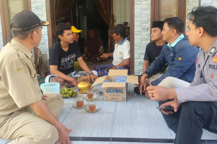 Muhammad Jibril (20) nelayan asal Desa Tambak Lekok, Kecamatan Lekok, Kabupaten Pasuruan yang selamat setelah kapalnya mengalami kebocoran dan tenggelam di perairan laut 4 mil dari Desa Mlaten, Kecamatan Nguling, Kabupaten Pasuruan, Senin (13/10/2025)