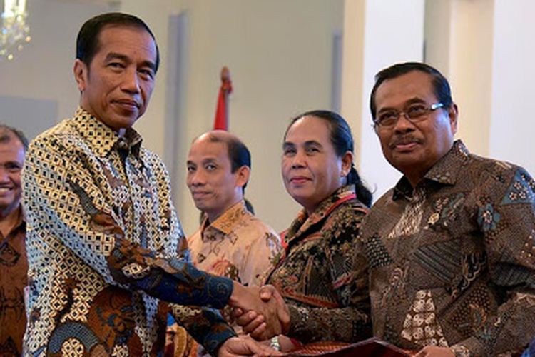 Gubernur Sulawesi Utara Olly Dondokambey dan Presiden Joko Widodo pada acara penyerahan Dokumen Aksi Pencegahan Korupsi Tahun 2019-2020 dan Laporan Pelaksanaan Strategi Nasional Pencegahan Korupsi Tahun 2019 di Istana Negara, Jakarta, Rabu (13/3/2019) sore.