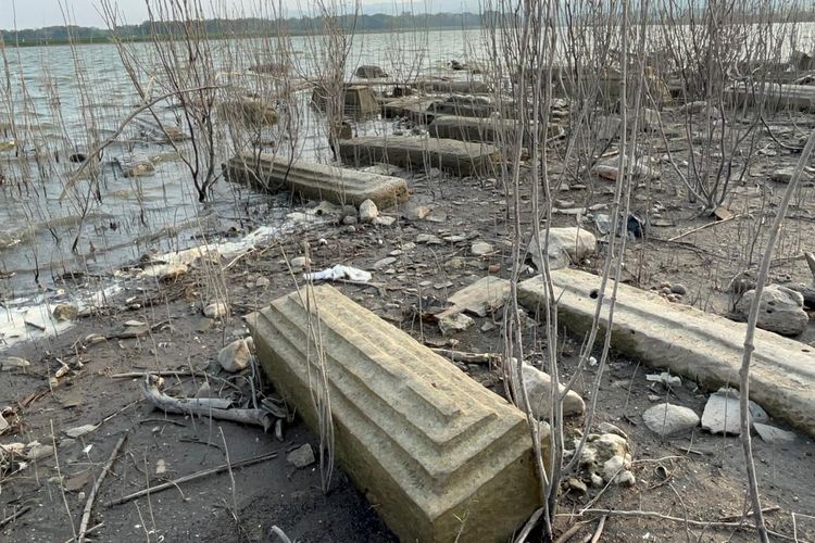 Cerita Makam yang Muncul Saat Waduk Gajah Mungkur Surut, 1 Liang Ada yang Berisi 10 Jenazah