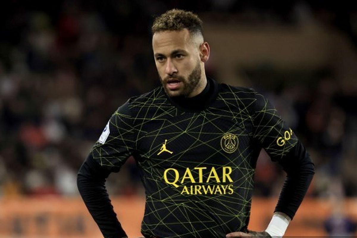 Ekspresi, penyerang Brasil, Neymar, saat membela PSG dalam laga kontra Monaco pada pekan ke-23 Ligue 1 2022-2023 di Stadion Louis II pada 11 Februari 2023. Terkini, Neymar membuat pengakuan soal keributan di ruang ganti PSG. (Photo by Valery HACHE / AFP)