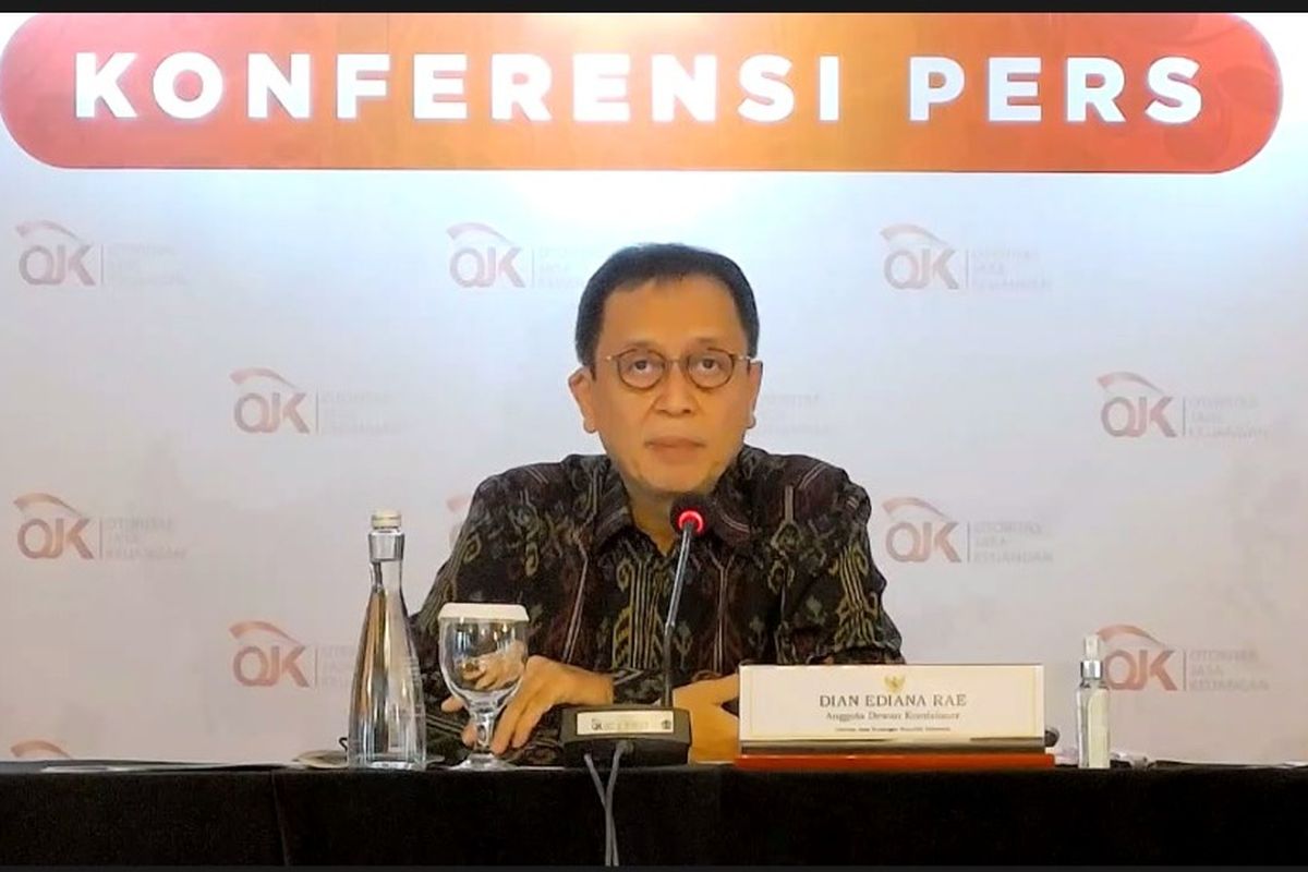 Kepala Eksekutif Pengawas Perbankan OJK Dian Ediana Rae saat konferensi pers di Menara Radius Prawiro, Jakarta, Selasa (6/9/2022). OJK mengungkapkan Rp 608,87 miliar dana di perbankan terindikasi berasal dari judi online.