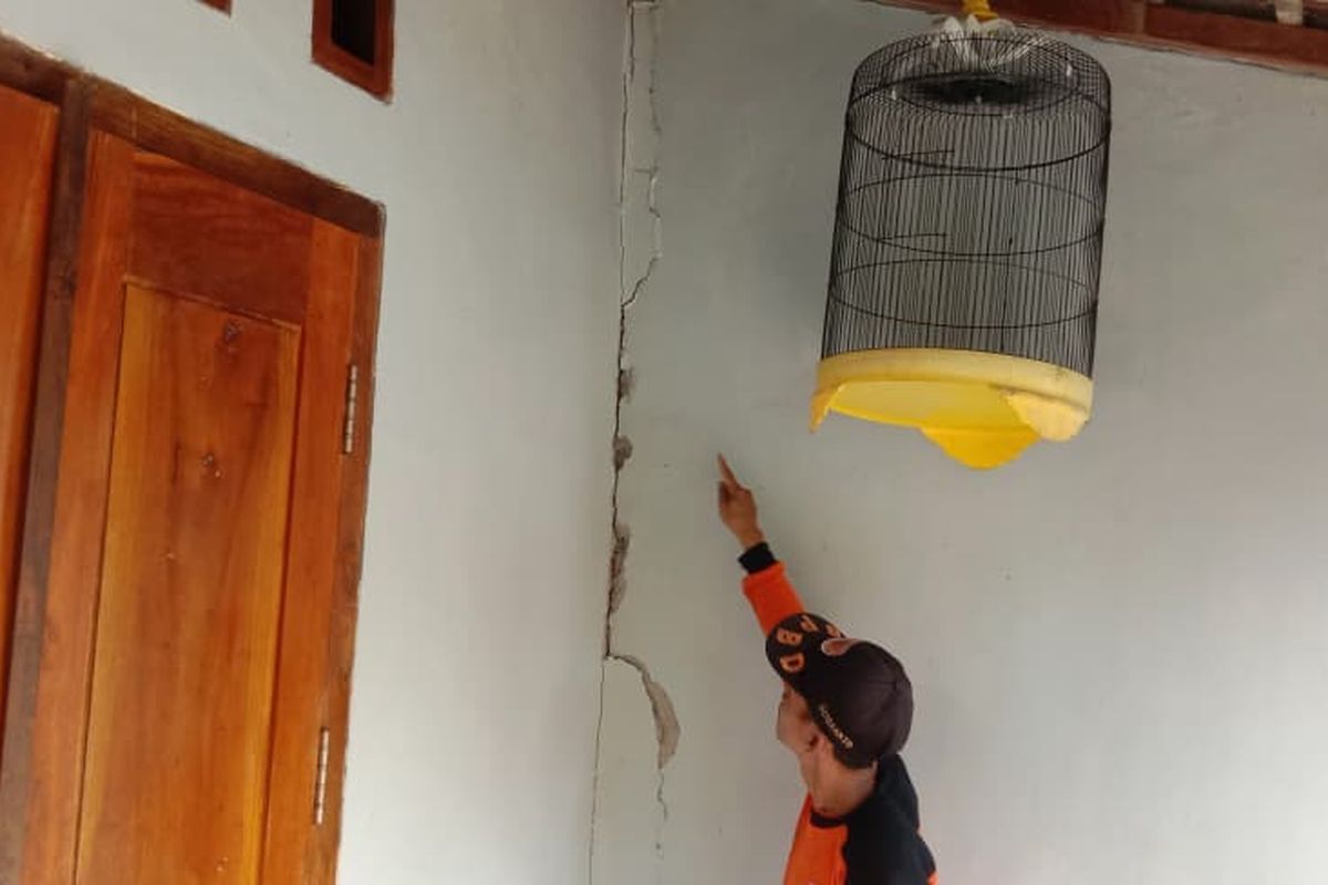 TANAH RETAK - Tanah retak yang melanda Desa Mendak, Kecamatan Dagangan, Kabupaten Madiun, Jawa Timur berdampak pada retaknya rumah milik warga setempat. Tanah retak melanda Desa Mendak setelah hujan deras sering mengguyur wilayah tersebut dalam sepekan terakhir.