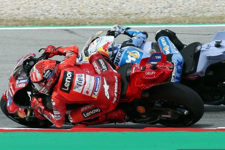 Pebalap Ducati Lenovo Team, Marc Marquez (kiri) bersaing dengan Alex Marquez (BK8 Gresini Racing) dalam MotoGP Catalunya 2025 di Sircuit Barcelona-Catalunya pada 7 September 2024 di Montmelo di pinggiran Barcelona. (Foto oleh Lluis GENE / AFP)