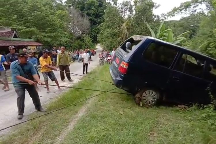 Evakuasi mobil dinas PMD Blora, 