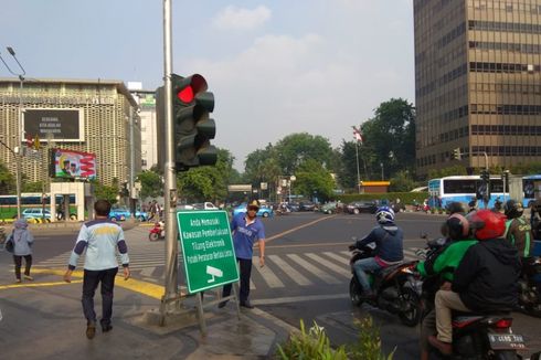 Awas, Main Ponsel Sambil Naik Motor Kena Tilang Elektronik