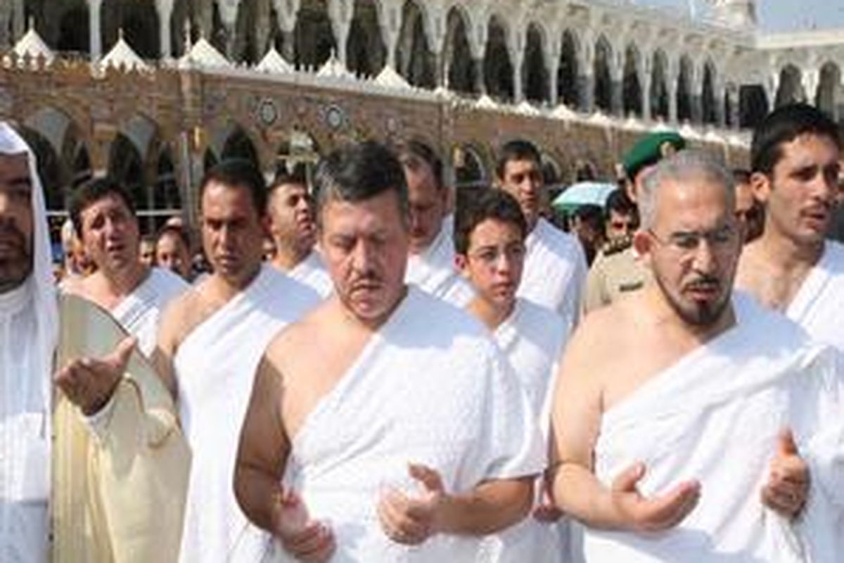 Jamaah haji khusuk berdoa 