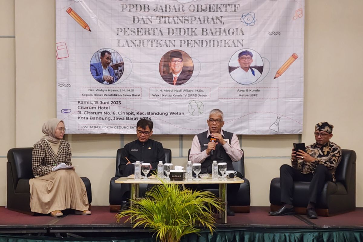 Sekretaris Dinas Pendidikan Provinsi Jabar Yesa Sarwedi Hamiseno (kiri), Wakil Ketua Komisi V DPRD Provinsi Jawa Barat Abdul Hadi Wijaya (tengah) dan Ketua Lembaga Bantuan Pemantau Pendidikan (LBP2) Jawa Barat Asep Kurnia saat menjadi narasumber dalam diskusi Galang Aspirasi Politik (Gaspol) di Hotel Citarum, Kota Bandung, Jawa Barat, Kamis (15/6/2023).