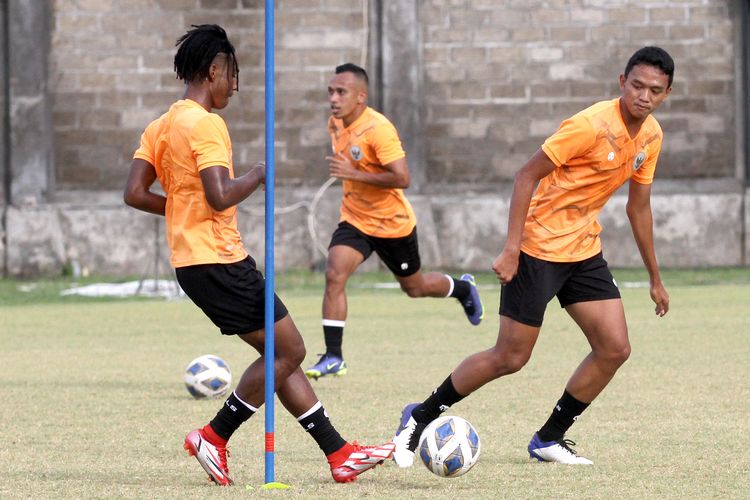 Pemain Timnas Indonesia Achmad Figo Ramadani saat latihan persiapan ujicoba FIFA Matchday di Stadion Gelora Trisakti Kuta, Bali, Jumat (21/1/2022) sore. 