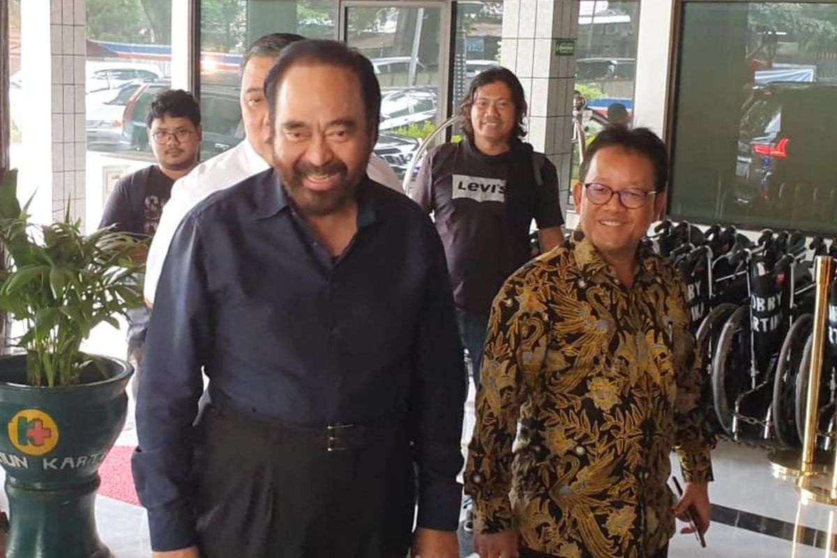 Ketua Umum Partai Nasdem, Surya Paloh (Kiri) di RSPAD Gatot Subroto, Sabtu (12/10/2019).