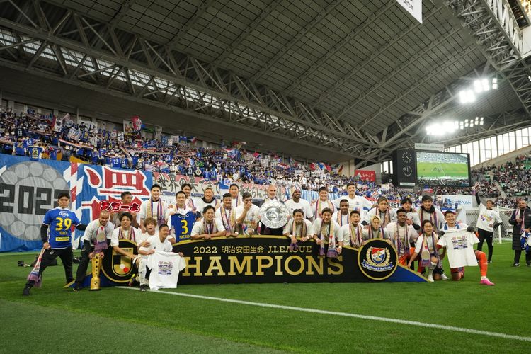 Yokohama F. Marinos seusai berhasil keluar sebagai juara J1 League 2022.