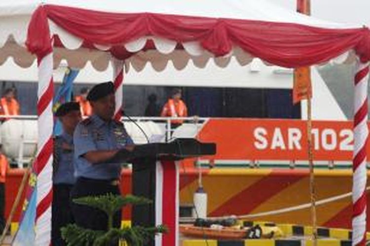 Kepala Basarnas Marsekal Muda FHB.Soelistyo saat meresmikan dermaga utama Basarnas di Kendari. Dermaga utama itu akan melayani operasi SAR di wilayah tengah Indonesia. 