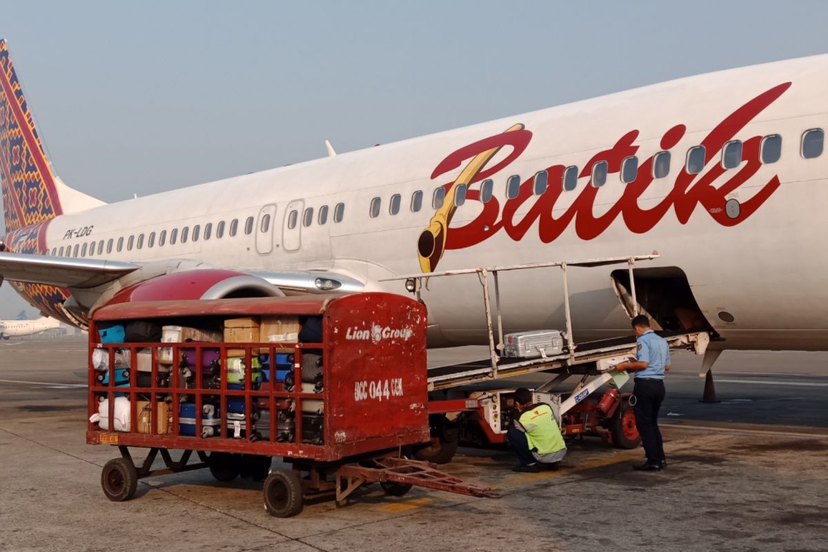 Ilustrasi: petugas ground handling menangani bagasi Batik Air di terminal baru Bandara Ahmad Yani, Semarang, Kamis (19/7/2018).