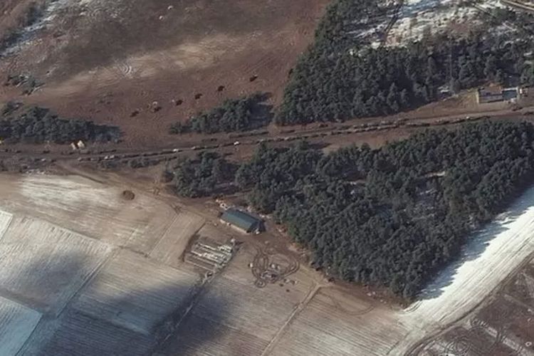 Pada Februari, pasukan terjun payung Rusia berhasil maju dari Belarus dengan cukup cepat - gambar satelit ini menunjukkan pasukan Rusia di dekat Bucha, yang hanya berjarak sekitar 24 kilometer dari Kyiv.
