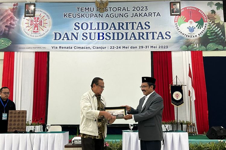 Pemikir kebinekaan Sukidi dalam temu pastoral gelombang kedua yang dihadiri Uskup Agung Jakarta Ignatius Kardinal Suharyo bersama seluruh pastor yang berkarya di Keuskupan Agung Jakarta, di Wisma Via Renata, Cipanas, Jawa Barat, Selasa, (30/5/2023).