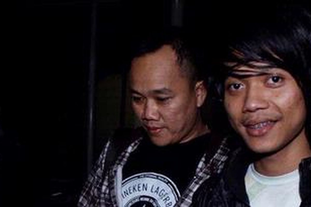 Basis Kangen Band, Bebe (kanan) keluar dari ruang pemeriksaan Badan Narkotika Nasional (BNN), Jakarta, Minggu (13/3/2011) dinihari. Bebe bersama empat orang lainnya dinyatakan negatif dari hasil pemeriksaan yang dilakukan oleh tim penyidik BNN, hingga foto ini diturunkan pihak BNN masih memeriksa lima orang lagi termasuk dua personel Kangen Band, yaitu Andhika dan Izzy. 