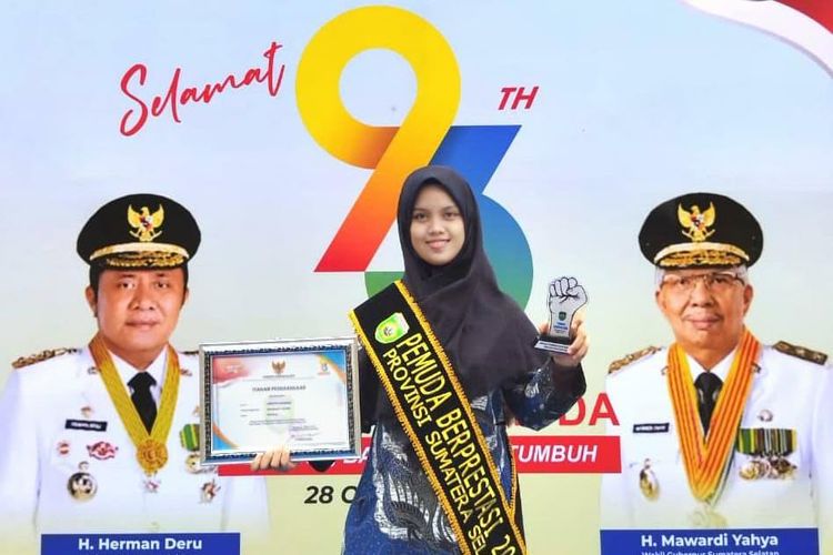 Chintya Maulini Saat Menerima Penghargaan sebagai Pemuda Berprestasi Provinsi Sumatera Selatan dari Dinas Pemuda dan Olahraga Provinsi Sumatera Selatan, 2021.