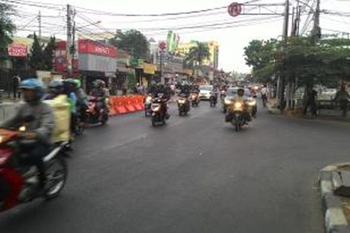 Ada yang berbeda sore ini Selasa (15/9/2015) di Jalan Saharjo, Tebet, Jakarta Selatan. Suku Dinas Perhubungan, Kecamatan Tebet, dan Satuan Lalu Lintas Polres Metro Jakarta Selatan melakukan rekayasa penutupan putaran arah di sana.