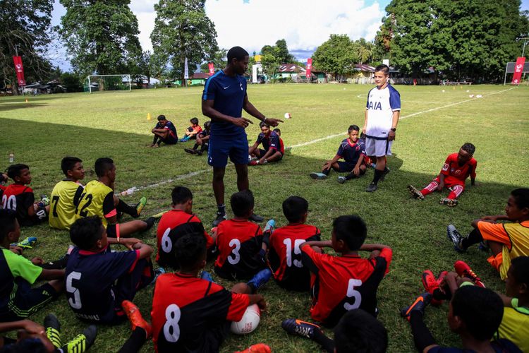 Anton Blackwood dan Danny Mitchell memberikan pelatihan kepada anak-anak di lapangan Matawaru, Desa Tulehu, Maluku Tengah, Sabtu (21/4/2018). Program pelatihan bagi pelatih sepak bola AIA Sepak Bola Untuk Negeri - Train The Trainer berlangsung dari tanggal 17 April - 27 April 2018 di berbagai daerah seperti Jakarta, Ambon, Tulehu dan Bandung.