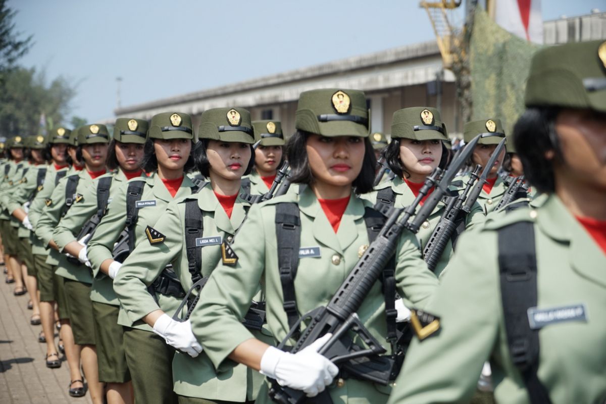 tentara perempuan yang sedang bertugas di lapangan, menunjukkan keberanian dan dedikasi mereka dalam menjaga keamanan