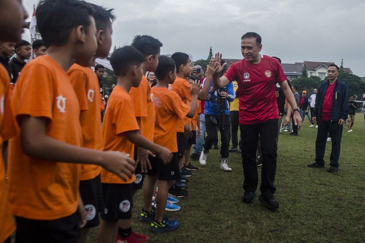 Ketua Umum PSSI Mochamad Iriawan menyapa, menyalami anak-anak Akademi sepakbola Waanal Bintuka Football Club (WBFC) di Lapangan Akademi WBFC di Mengger Kecamatan Bandung Kidul, Sabtu (13/8/2022).
