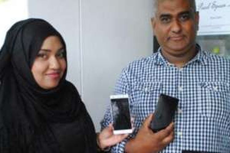 Siraaj Abraham dan istrinya, saat menerima ponsel pengganti dari Huawei