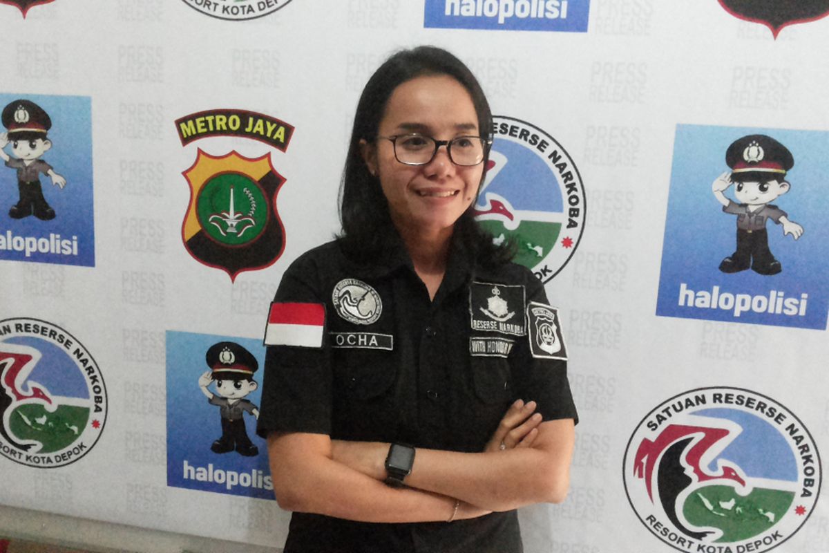 Ajun Komisaris Rosana Labobar, anggota Satuan Reserse Narkoba Polresta Depok saat ditemui, Jumat (14/7/2017). Perempuan yang akrab disapa Ocha ini adalah anggota Tim Gabungan Satuan Tugas Merah Putih yang menggagalkan upaya penyelundupan sabu dari China melalui  Dermaga eks Hotel Mandalika di Jalan Anyer Raya, Serang, Banten, Kamis (13/7/2017) kemarin.