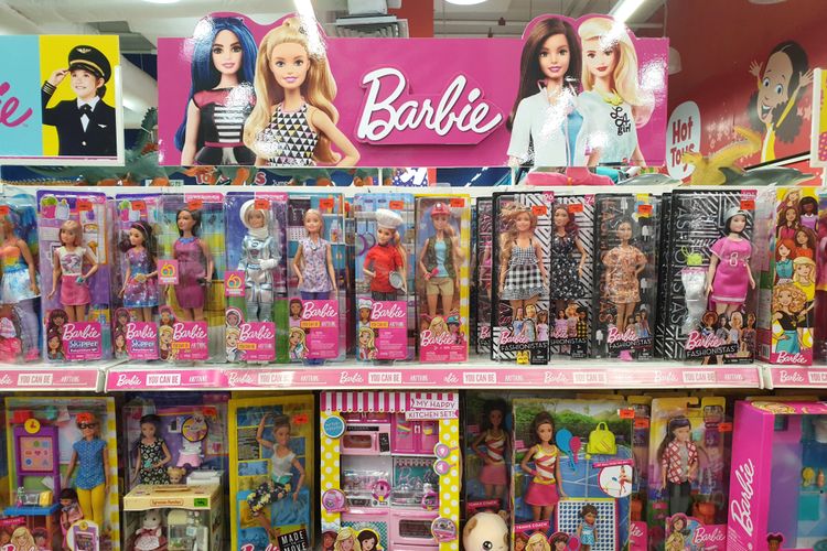 Ilustrasi boneka Barbie dijual di toko. Menteri Keuangan Sri Mulyani Indrawati mengungkapkan bahwa harga mainan seperti Barbie dan Hot Wheels berpotensi mengalami kenaikan akibat kebijakan tarif resiprokal dari Amerika Serikat (AS). 