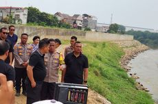 Momen Remaja “Nyemplung” ke Kali Bekasi, Terguling dan Saling Tarik Saat Berenang