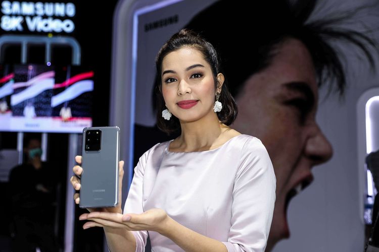 Model memegang gawai Samsung S20 saat peluncuran di Jakarta, Rabu (4/3/2020). Samsung indonesia meresmikan Keluarga Galaxy S20 yang terdiri dari Galaxy S20, Galaxy S20 Plus, dan Galaxy S20 Ultra, serta menggelar penjualan perdana ketiga ponsel tersebut pada 6-8 Maret di Mal Central Park, Mal Kelapa Gading 3, dan Mal Pakuwon (Surabaya). Di luar Pulau Jawa, penjualan perdana dilakukan di Sun Plaza Medan pada 27-29 Maret.