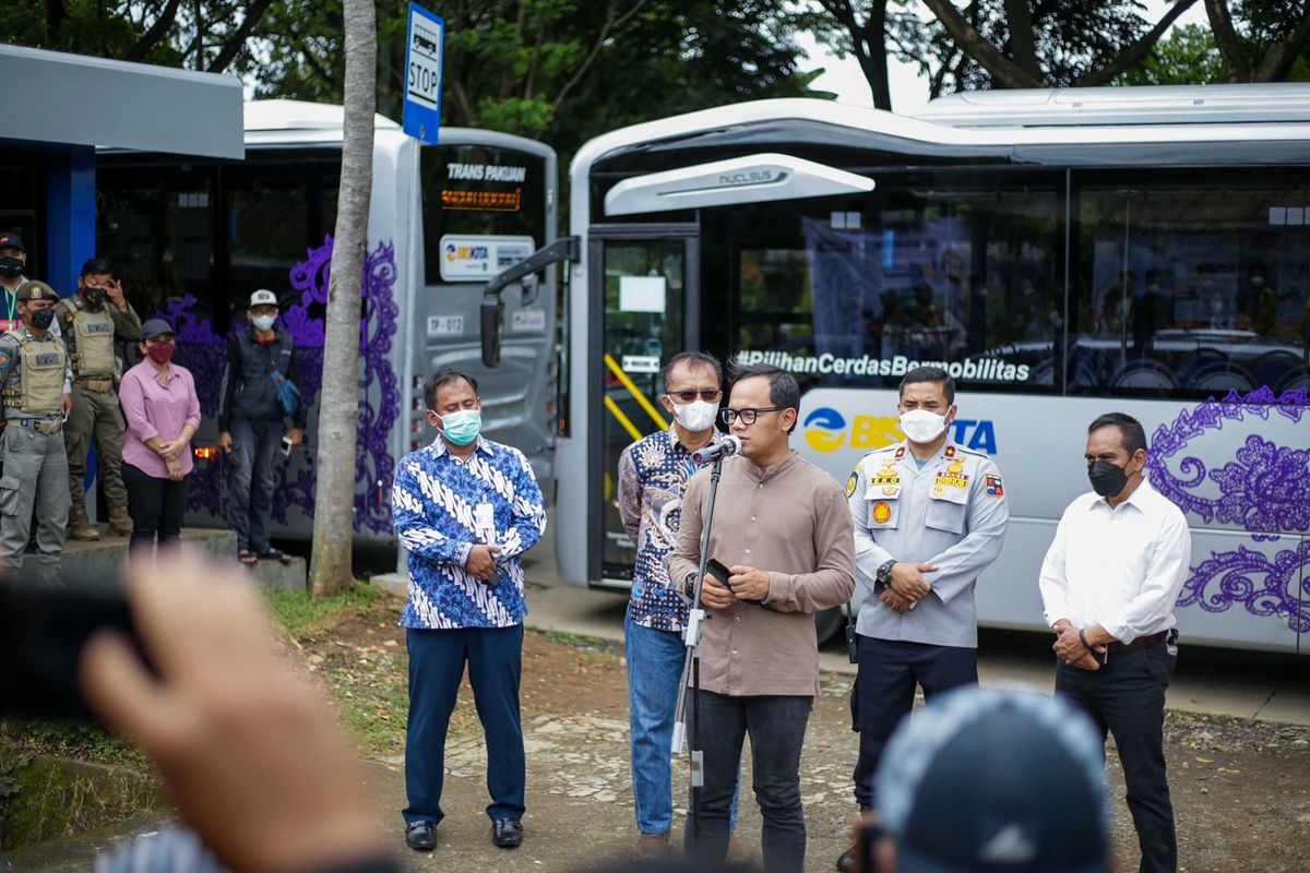 Wali Kota Bogor Bima Arya Sugiarto saat meluncurkan rute terbaru layanan Biskita Trans Pakuan, Minggu (28/11/2021).