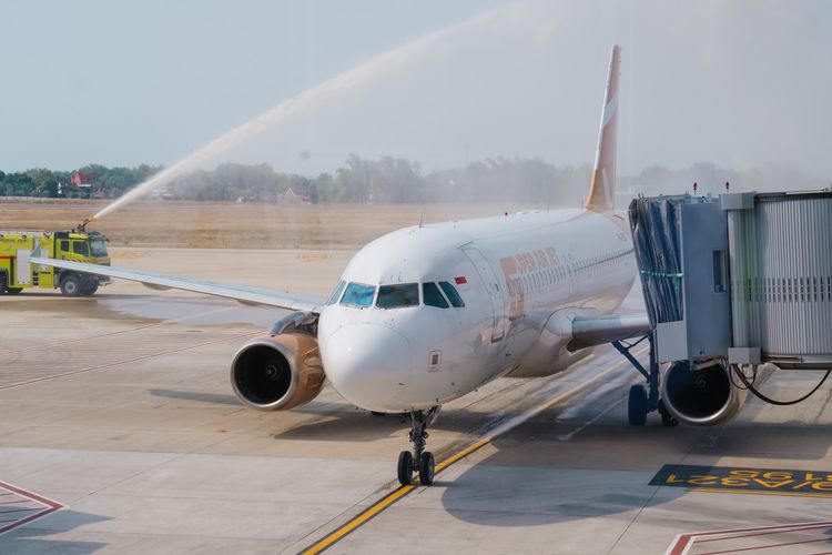 Inaugural Flight rute Balikpapan-Kediri oleh maskapai Super Air Jet di Bandara Dhoho Kediri, Jawa Timur, Kamis (6/6/2024). Pesawat tersebut berangkat dari Balikpapan dan tiba di Kediri dengan membawa 135 penumpang.