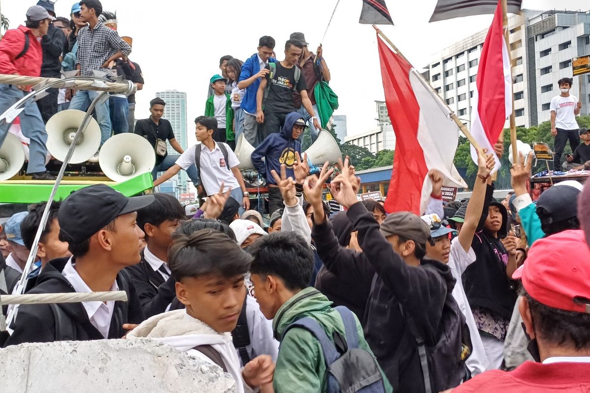 Massa aksi yang menolak hak angket dan pemakzulan Jokowi tengah berjoget seiring dengan lantunan lagu Ok Gas di depan gedung DPR/MPR RI, Jalan Gatot Subroto, Gelora, Tanah Abang, Jakarta Pusat, Jumat (8/3/2024).