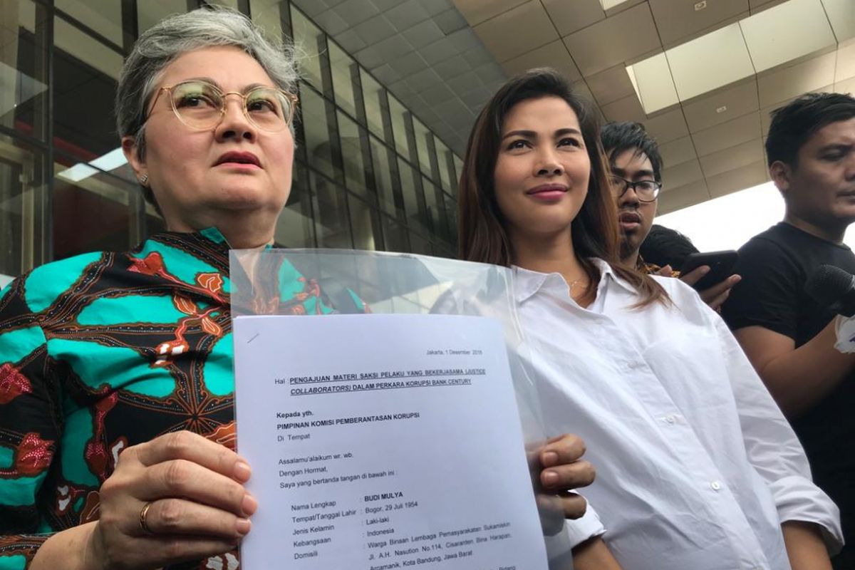 Artis Nadia Mulya dan ibunya, Anne Mulya, telihat menyambangi Gedung Merah Putih Komisi Pemberantasan Korupsi (KPK), Jakarta Selatan, Rabu (5/12/2018). 