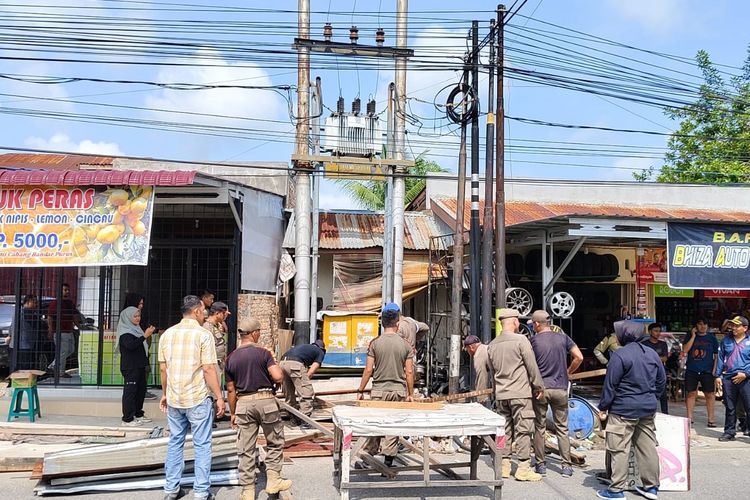 Satpol PP Padang membongkar bangunan yang berada di dekat trafo listrik