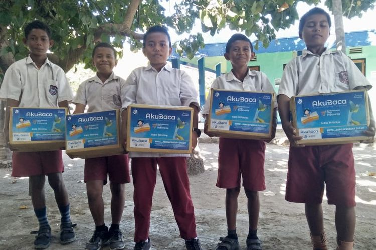 Apresiasi penerimaan donasi buku dari Yayasan Dana Kemanusiaan Kompas oleh Siswa SDN Pulau Rinca
