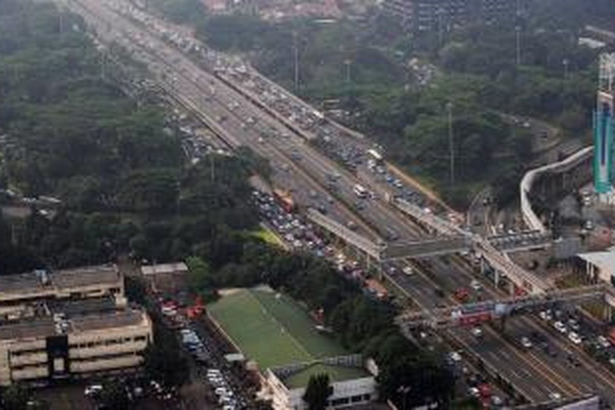 Kepadatan lalu lintas di kawasan Semanggi, Jakarta, beberapa waktu lalu. Pemerintah Provinsi DKI Jakarta berencana membangun jalan layang di Semanggi untuk mengatasi kemacetan.