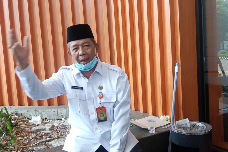 Sekretaris Daerah (Sekda) Kabupaten Bogor Burhanuddin memenuhi panggilan Polda Jawa Barat, untuk memberi klasifikasi terkait acara pemimpin Front Pembela Islam (FPI) Rizieq Shihab yang menyebabkan kerumunan di Kawasan Puncak Bogor, Jawa Barat pada Jumat (20/11/2020).