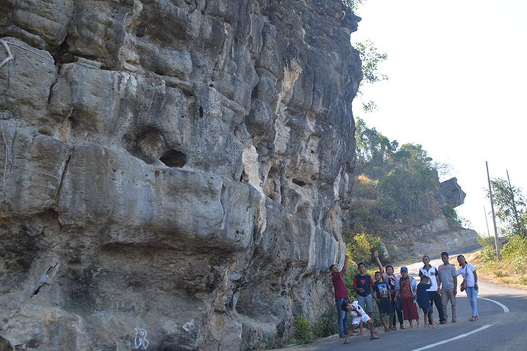 Wisatawan Nusantara asal Papua dan Manggarai Timur sedang mengabadikan moment-moment indah saat berwisata di Pantai utara dari Kota Labuan Bajo, Jumat (26/7/2019). Obyek wisata pantai utara terus dipromosikan dengan didukung akses jalan strategis Nasional.