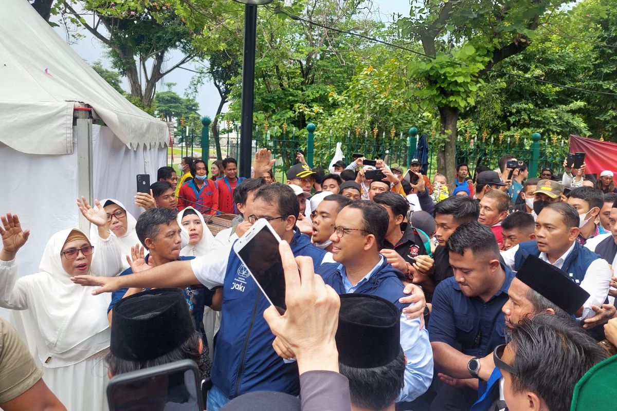 Gubernur DKI Jakarta Anies Baswedan saat diserbu warga yang mau bersalaman di Jalan Merdeka Selatan, Jakarta Pusat, Minggu (16/10/2022) siang.